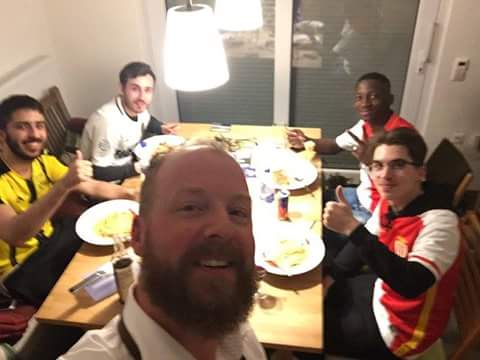 football_liveFR's tweet photo. Des supporters de #Dortmund qui hébergent des supporters de #Monaco

Voilà pourquoi le football est le plus beau sport 🔥 https://t.co/aMr11nrwBd
