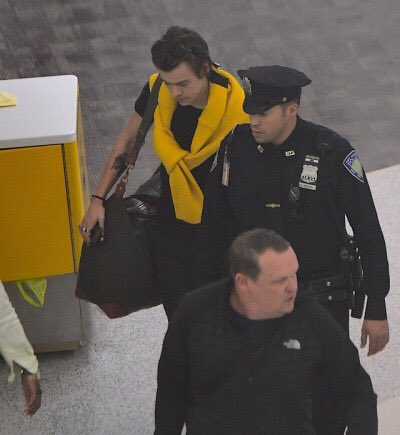 OnediBoss1D's tweet photo. Harry hoy en el. Aeropuerto de New Jersey #OneDirection https://t.co/QrTPWaWrps