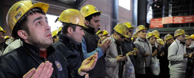 halkci_org's tweet photo. Referandumda kararsız olan işçiler ve işsizler için Zonguldak'tan bir örnek olay adlı yazı...
https://t.co/dIMJHxmLqR https://t.co/5wrl4DL4W8