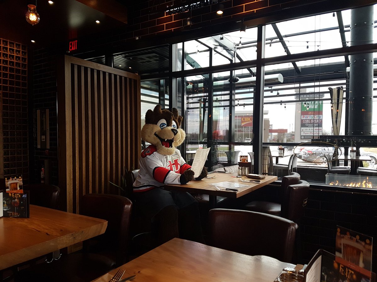 WHLHurricanes's tweet photo. Visiting @BrownsLethSouth for a quick snack before the pregame tailgate for @unitedwaylethy at 5! #gamedaysantafe #pregamemeal #GameDay https://t.co/oJIlxbp9Jw