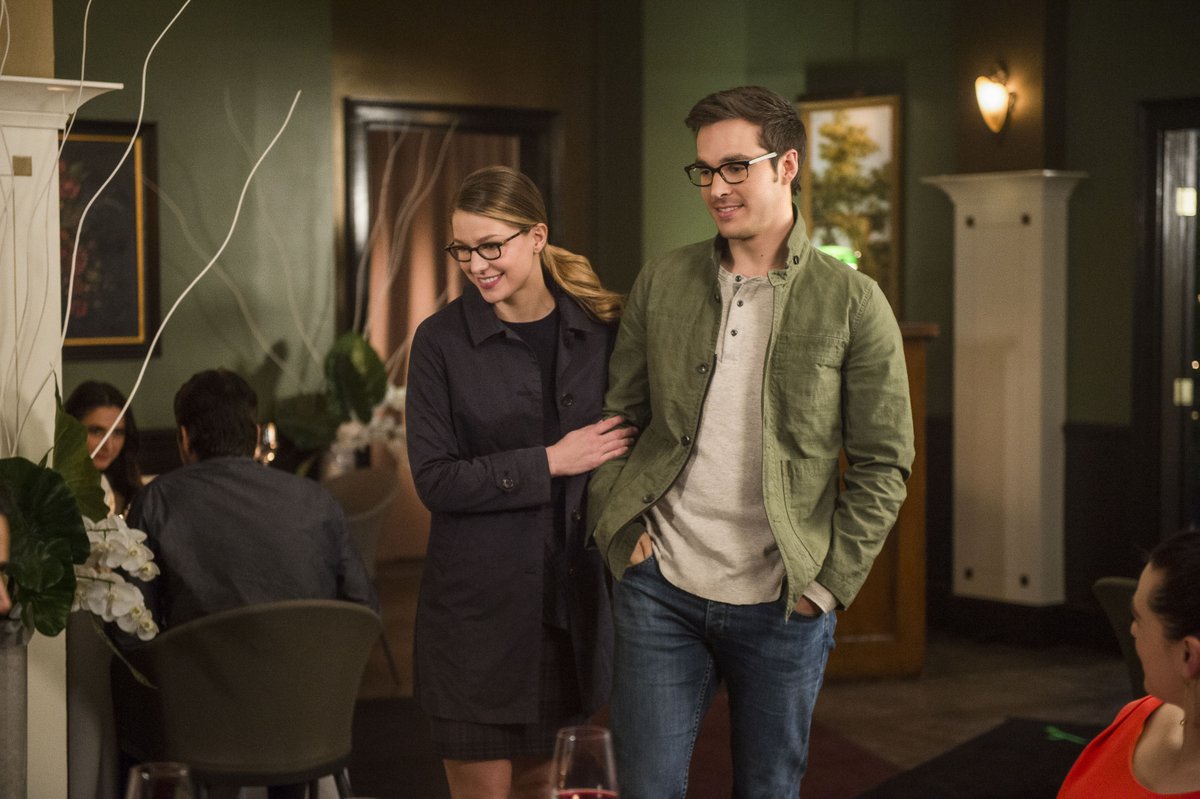 KatieMBR's tweet photo. Novos stills de Katie como Lena Luthor no 2x18 - Ace Reporter de Supergirl! Linda demais! 💗 Nas últimas fotos ela está no cantinho! [01/02] https://t.co/GOb4piJUFr