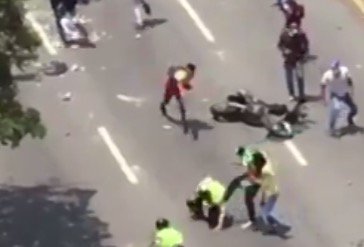 Vea como guarimberos "pacíficos" agredieron a funcionario de la PNB en Altamira (+Video) wp.me/p7jxjR-s5l