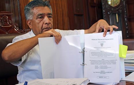 munichiclayo's tweet photo. ALCALDE DE CHICLAYO PRESENTÓ INFORME FINAL DE PERITAJE DE OBRA DE REDES EN CASCO CENTRAL URBANO 
https://t.co/EbbGrEXd2R https://t.co/2IvnBlnO8K