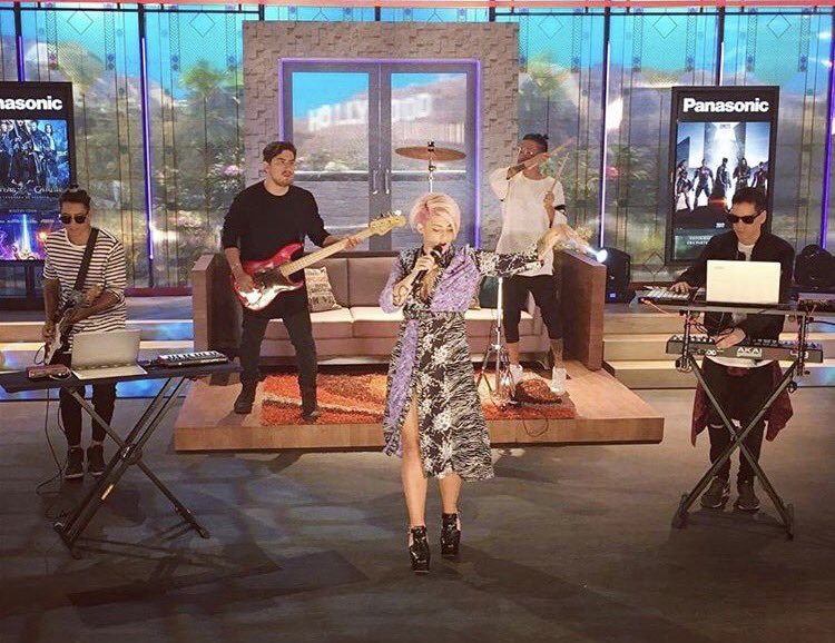 MarieCherryPop's tweet photo. Hoy grabando con mis hermanitos de @Kinglotusmusic #Cinescape con @BrunoPinasco la pasamos lindo 💖🎤⭐️🙌🏾🌈 #SaveMeAgain https://t.co/8tWNMmYyO5