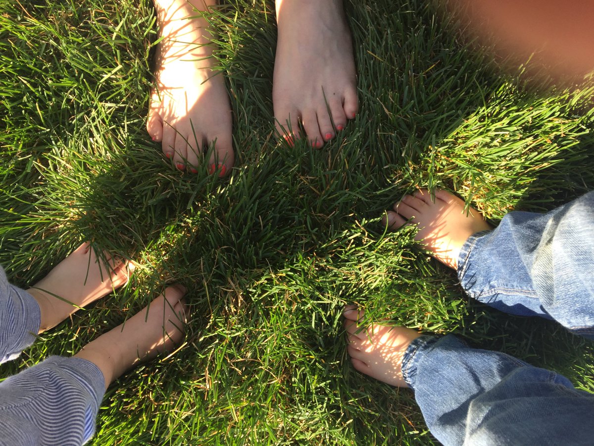 LindsayONeill's tweet photo. The kids and I are "earthing" today! Gwyneth Paltrow claims it cures all kind of ailments. We just call it "playing in the yard barefoot" 😊👣 https://t.co/wuIWQw0gcg