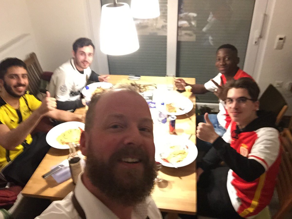 pablolejder's tweet photo. Los hinchas del Borussia Dortmund reciben gratis en sus casas a los aficionados de Mónaco producto de la postergación del encuentro p/mañana https://t.co/ISN0SCQn6z