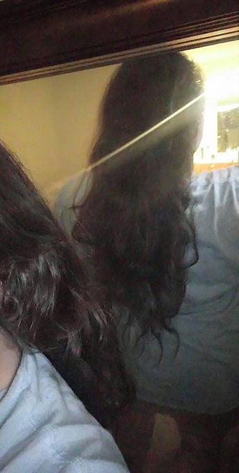 My hair has gotten so long! This is my natural wavy length. Sorry for the bad quality. https://t.co/