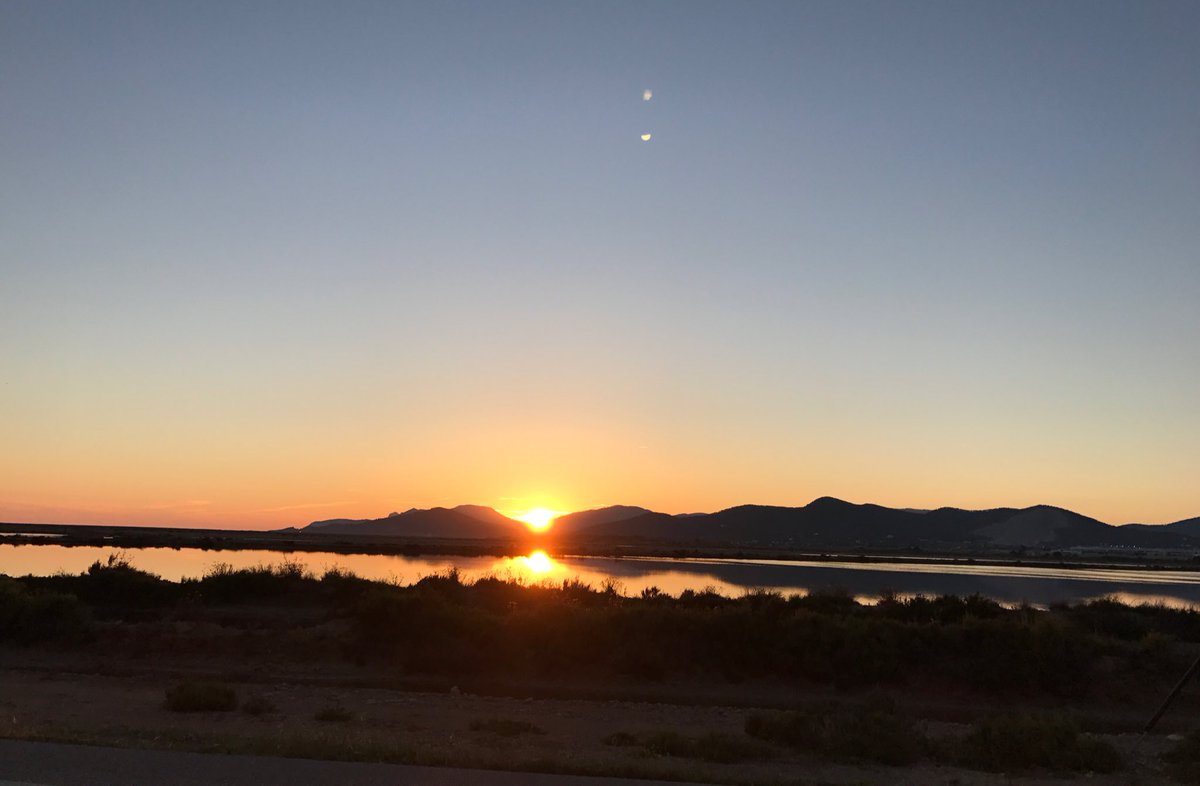 Ibiza_Travel's tweet photo. El sol dibuja un corazón en el atardecer en Ses Salines #Eivissa       Amazing #sunset in #SesSalines #naturalpark #Ibiza #SpringWithUs https://t.co/CsCmvYu141