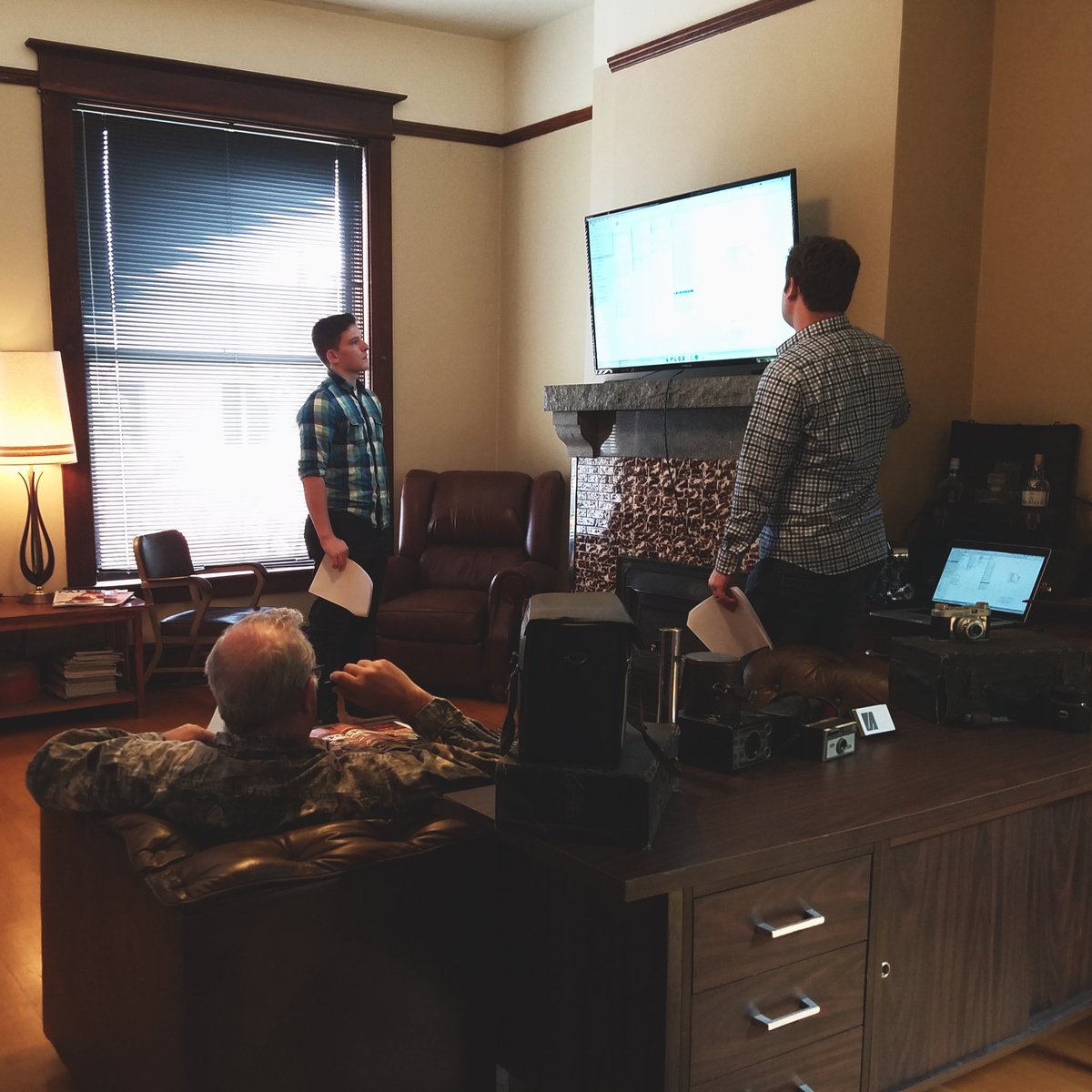 ReveilAgency's tweet photo. Team meeting in our office lounge. Standing or sitting, we're working hard and working together.
#marketing #conversation #reveilagency https://t.co/OfC945rZf9