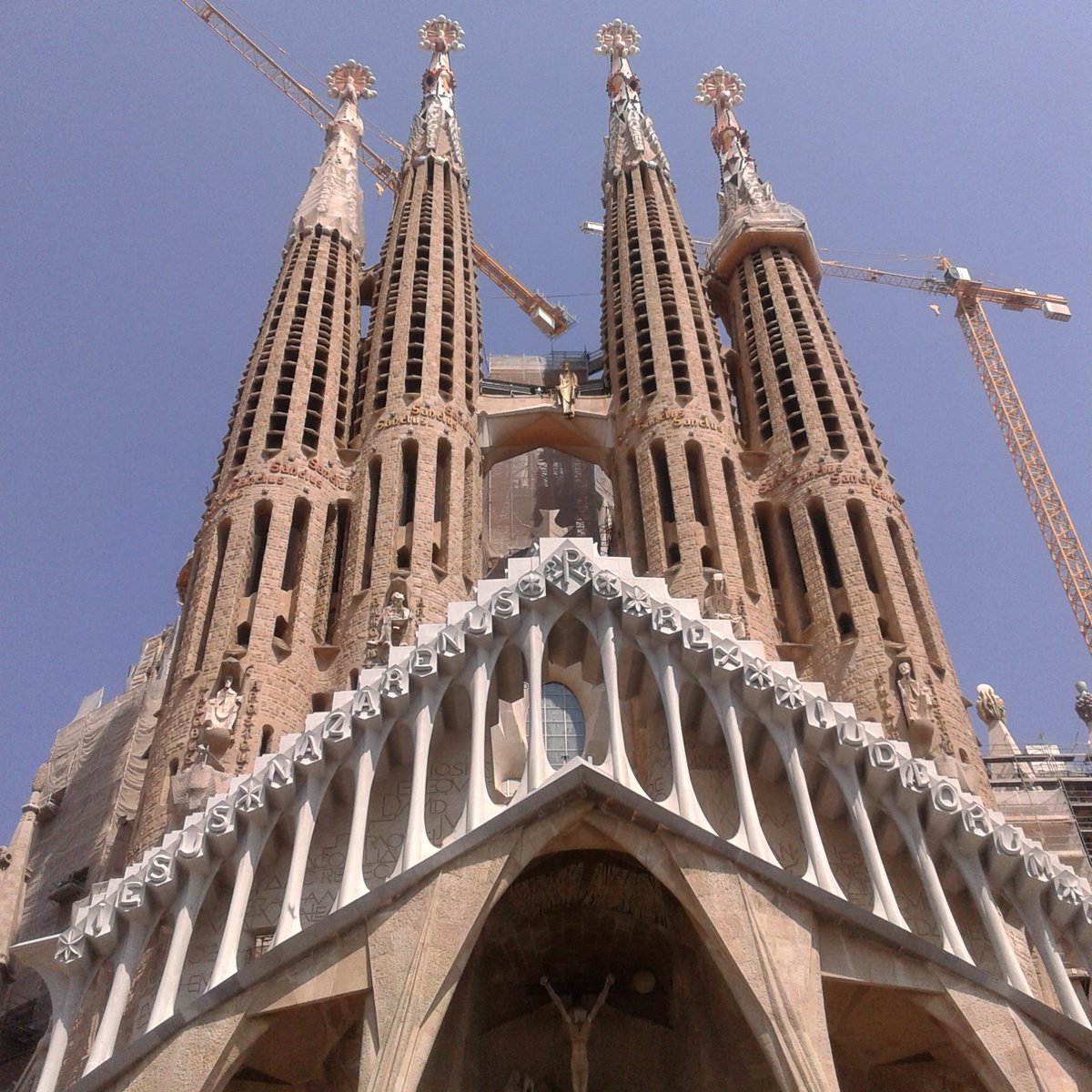 xinyen's tweet photo. day 1 - appreciating gaudi's work in barcelona, spain. https://t.co/SqpshCqWQZ