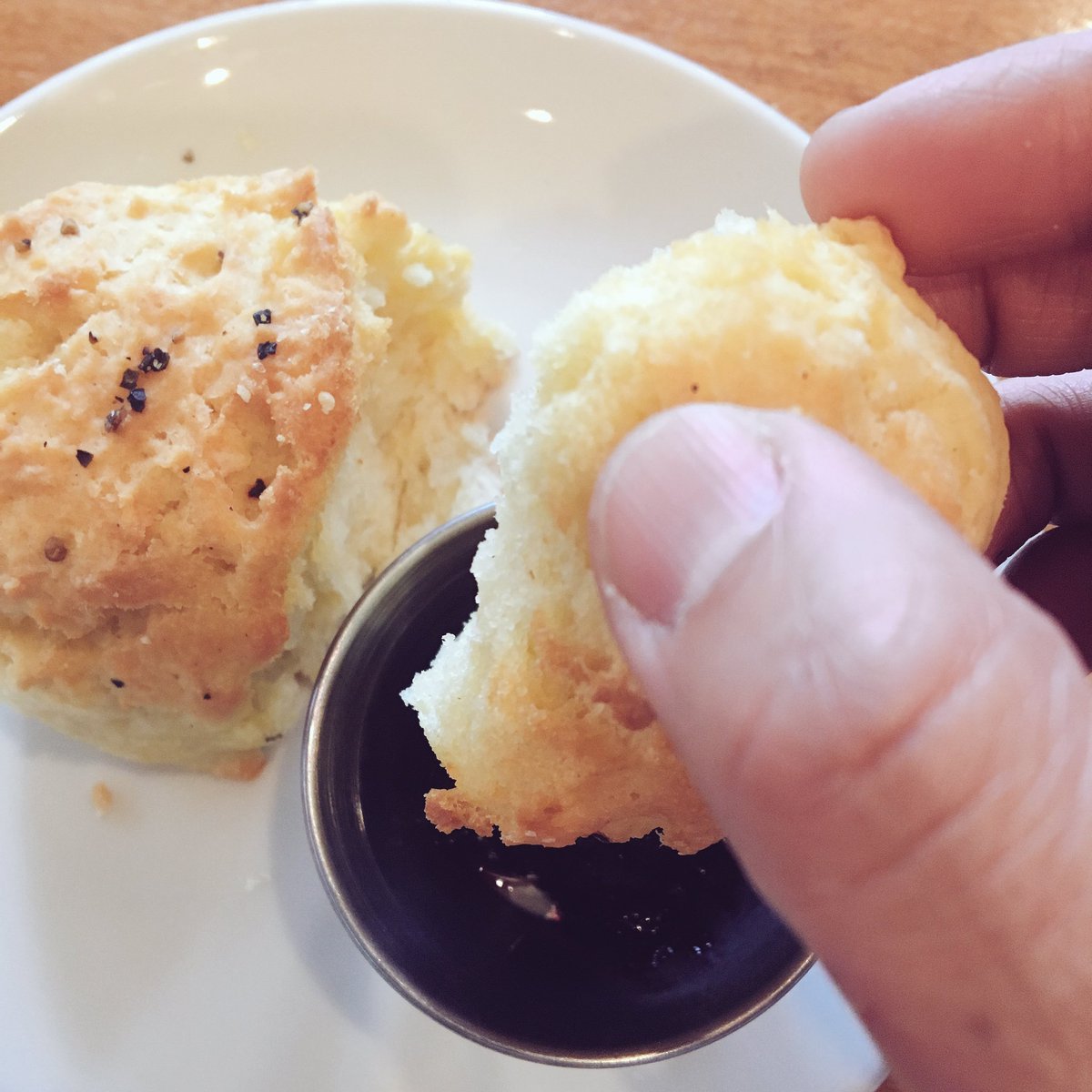 anitam_852's tweet photo. #biscuits with #honey love the food here in SC https://t.co/p69Wpk30uz