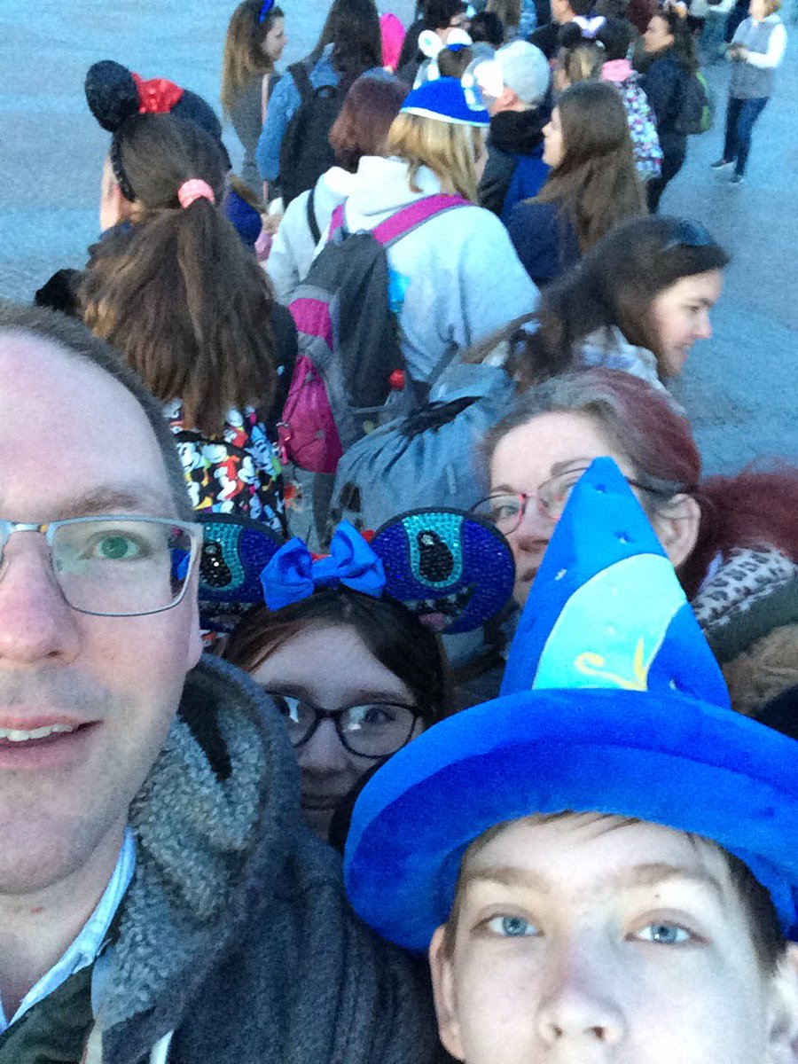 alanandline's tweet photo. Yay #gateparty aided by 20mins free station wifi! https://t.co/COPvE4bf0H