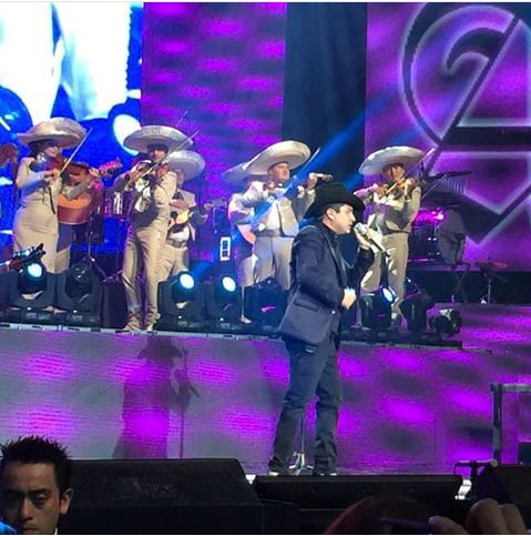 mitzigarcia_XD's tweet photo. @julionalvarez muchas felicidades hoy en tu dia, bendiciones.🎉🎂🎁
atte: tu fan 💕 https://t.co/80mxoIystJ