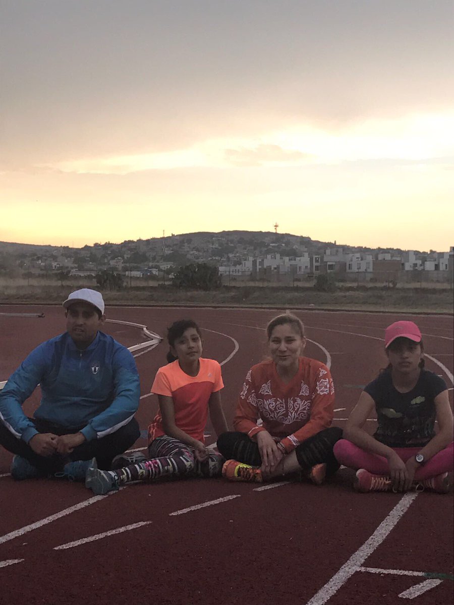 sayonara2609's tweet photo. Al caer el día,coincido en el #CEAR con las promesas de atletismo infantil Aline y Andy ¡que buenas corredoras! #OrgulloSEPH @fatimalorenab https://t.co/45k1tWJTvn