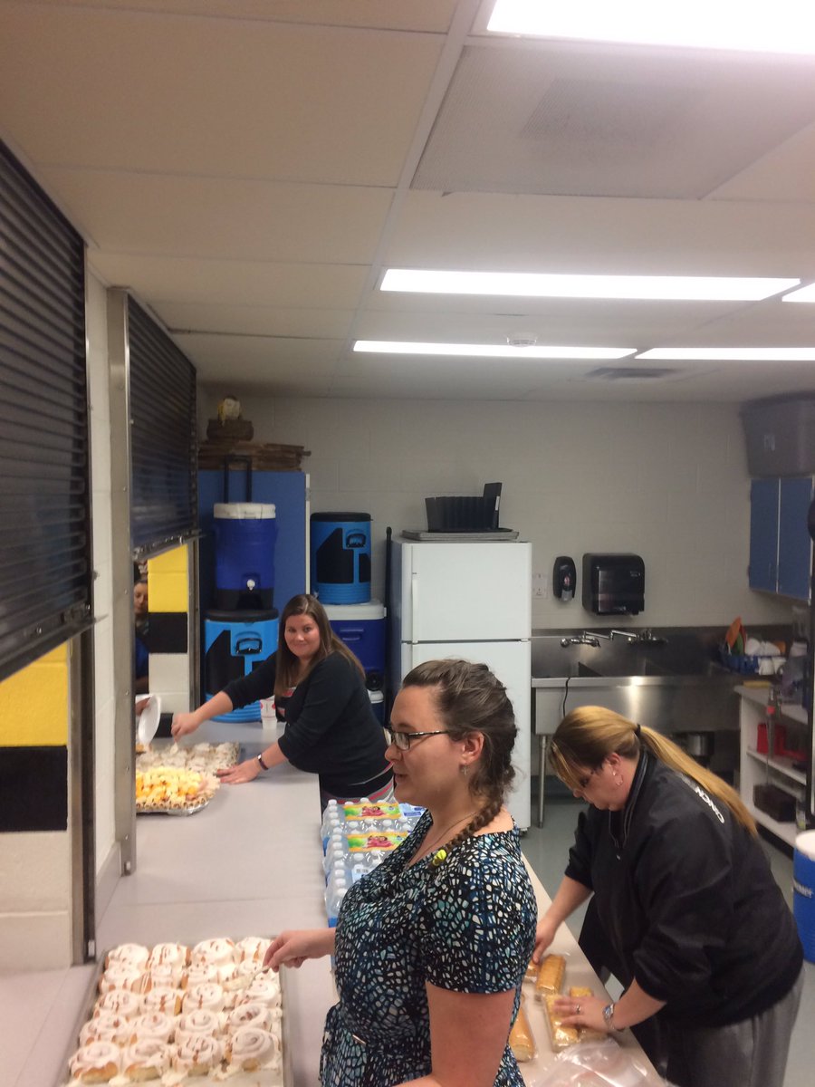 AVID480's tweet photo. Educators, parents &amp; students coming together to celebrate another year of SMS AVID! @USD480 @AVID4College https://t.co/P8VSpFWXoI