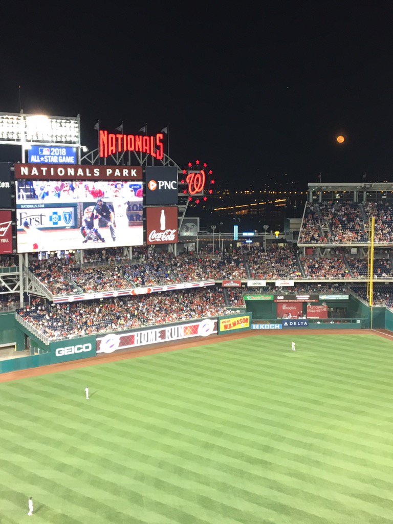 A perfect night for baseball + full moon =  #werewolflongball <a href="/nationals/">Washington Nationals</a>.