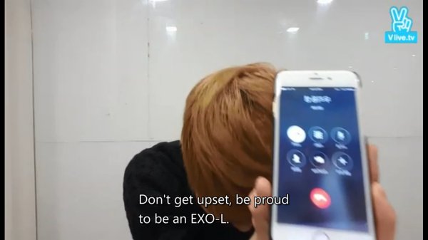 rulerofwind_sh's tweet photo. this is just one of the reasons why i love sehun so much he knows how to cheer up ans give strength to someone #HappySehunDay https://t.co/R75uw8fOwY