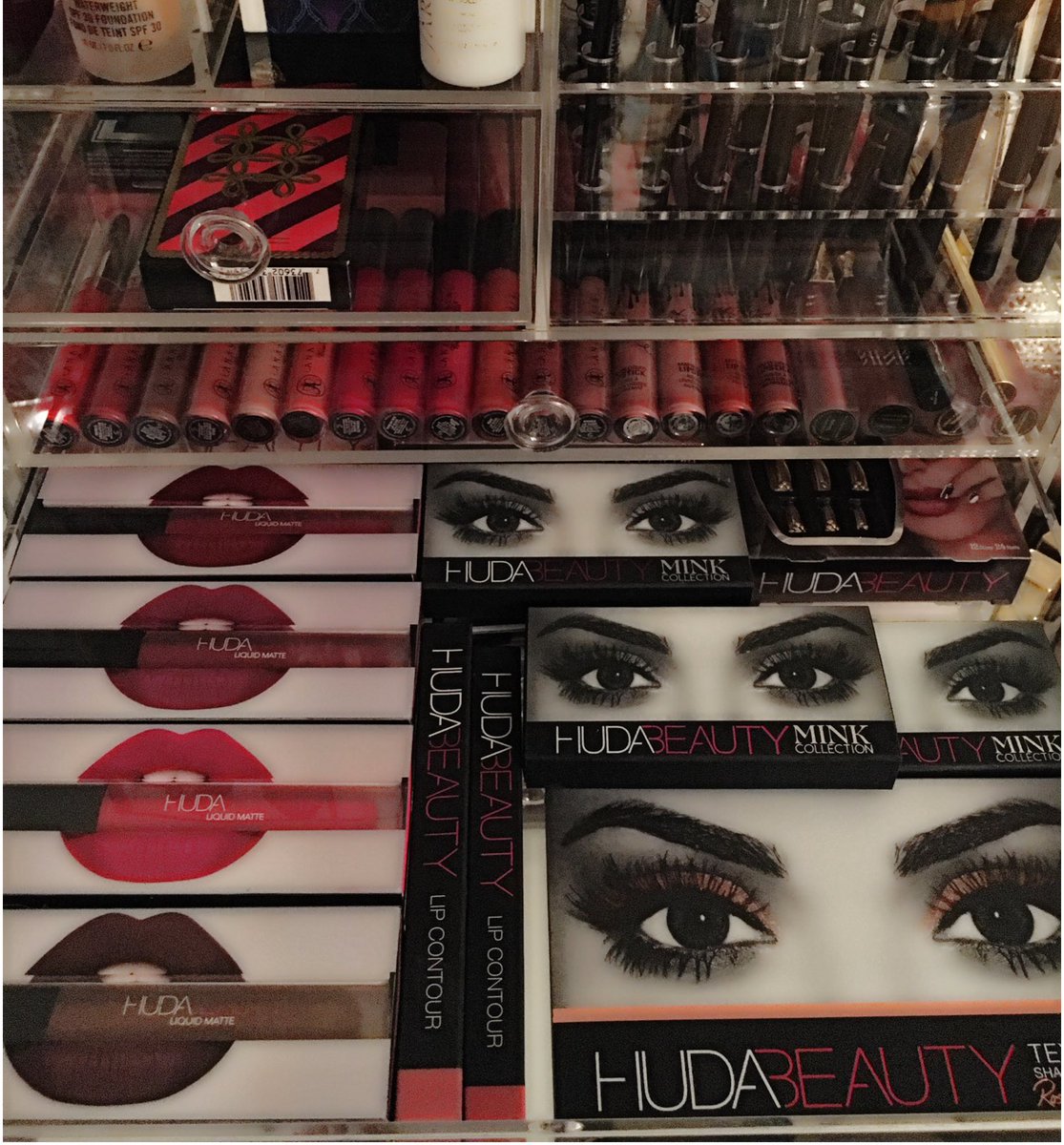 babblingonb's tweet image. Hey you beauties! So what do you think of my makeup drawers?
#hudabeauty #herclutterbox instagram.com/p/BSw9VmPlL72/