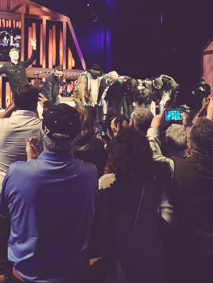 opry's tweet photo. When you get a standing ovation on the Grand Ole #Opry, you take a bow. 👏🏻 https://t.co/r453MGYWjA
