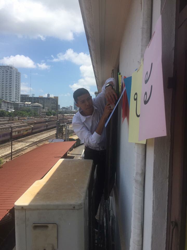 hamzterzkub's tweet photo. ใครนั่งรถไฟออกจากกรุงเทพ มองไปบนตึกสิ เรามีอะไรจะบอกกับทุกคน

"กลับบ้านดีๆ นะ"

ปล.ปีนตึกก็เสี���วนะ https://t.co/eFWikTCiLR