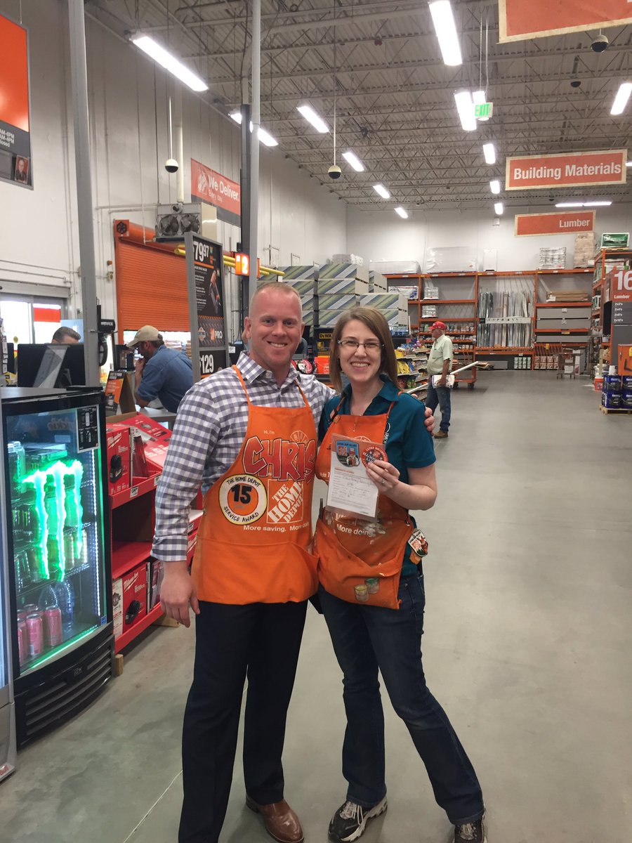 JohnTuten2's tweet photo. RVP Chris Berg recognizing Courtney for being so passionate about her business. Way to go Courtney!@ChrisBergHD @LayneThome @hrjohnson13 https://t.co/yMgnzoFbnn