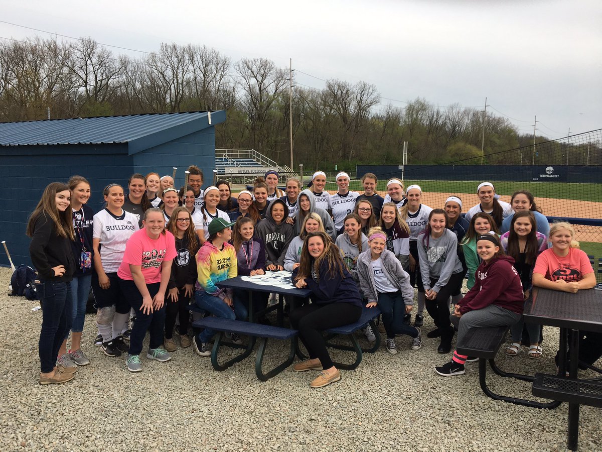 MikeDixon4's tweet photo. Thank you Butler softball for staying around after there game tonight to answer question from the PHMS softball team!#butlersoftball https://t.co/jiG6Z3gDvA
