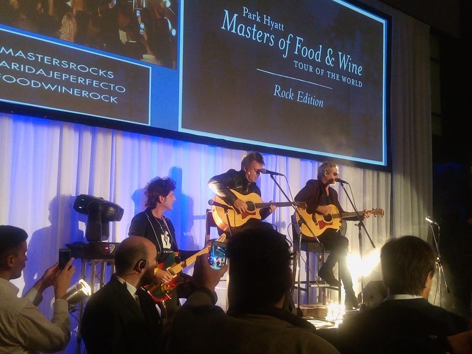 Esto esta pasando en <a href="/ParkHyatt_Mza/">Park Hyatt Mendoza</a> <a href="/cotisorokin/">Coti Sorokin</a> <a href="/ranosarbach/">Rano Sarbach</a> <a href="/JuanchiBaleiron/">JUANCHI</a> tocan en vivo en #MastersRocks