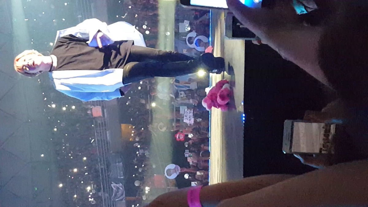 connixjk's tweet photo. Ya se cumplió un mes de este maravilloso día #bts #bangtan #btsinchile #movistararena #armyvip https://t.co/4JQYaDS1Si