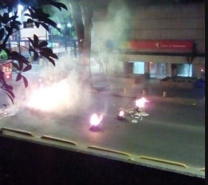 ReporteYa's tweet photo. #11Abr Avenida Páez, esquina del Multiplaza's sentido la India#Caracas Cortesía 9:55pm  - @lugoalexa https://t.co/EhUKcK3NRT