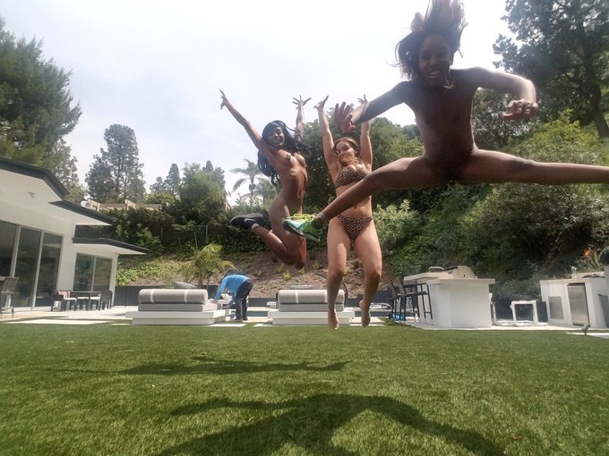 JUMP JUMP!!!! https://t.co/NKgOElQqnQ