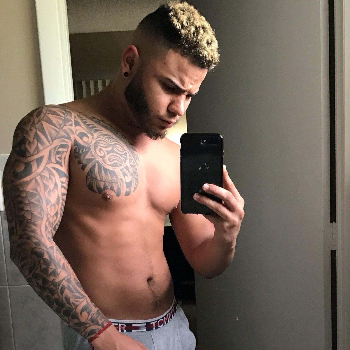 __crismar's tweet photo. Can i look this lean 24/7 😓 #fatassatheart https://t.co/A5PabczqXg