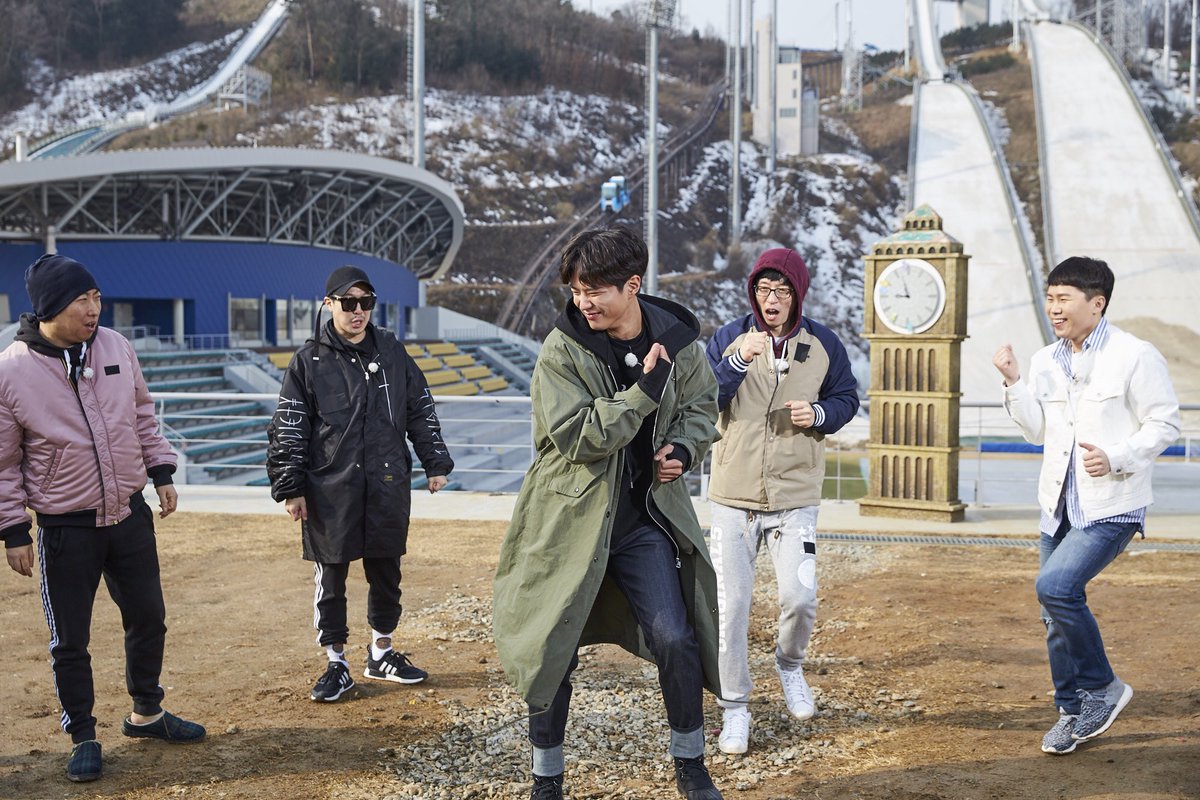 realmudo's tweet photo. "보검이와 함께 춤을~♬"
오전 8시부터 무아지경 춤판이 벌어졌는데... 춤신춤왕!보검이와 함께하는 신나는 댄스 타임
박보검~나 춤 잘 춰! 레츠고 파티타임~!
이번주 토요일 공개!
#무한도전 #박보검 #박보검플레이어 #KNOCK_KNOCK #FIRE https://t.co/w4rw180HBS