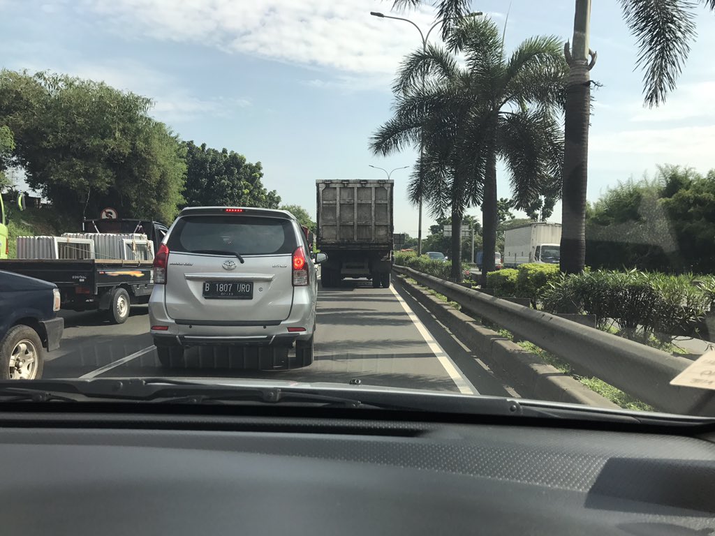 pitepi's tweet photo. @TMCPoldaMetro @GoToJATIASIH Kecelakaan Beruntun, 3 Mobil (Avanza, Fortuner, Truck) KM.43/44 https://t.co/wUKK1o4xRy