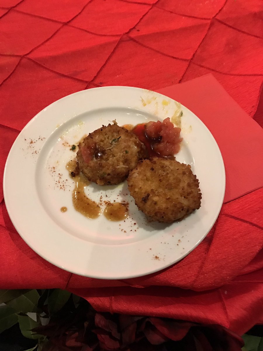 LALimoVictoria's tweet image. @SaveurResto Smoked Sun Wing Farm Tomato Risotto Cake #red! #colouryourpalate @arts_reach So yummy!!!