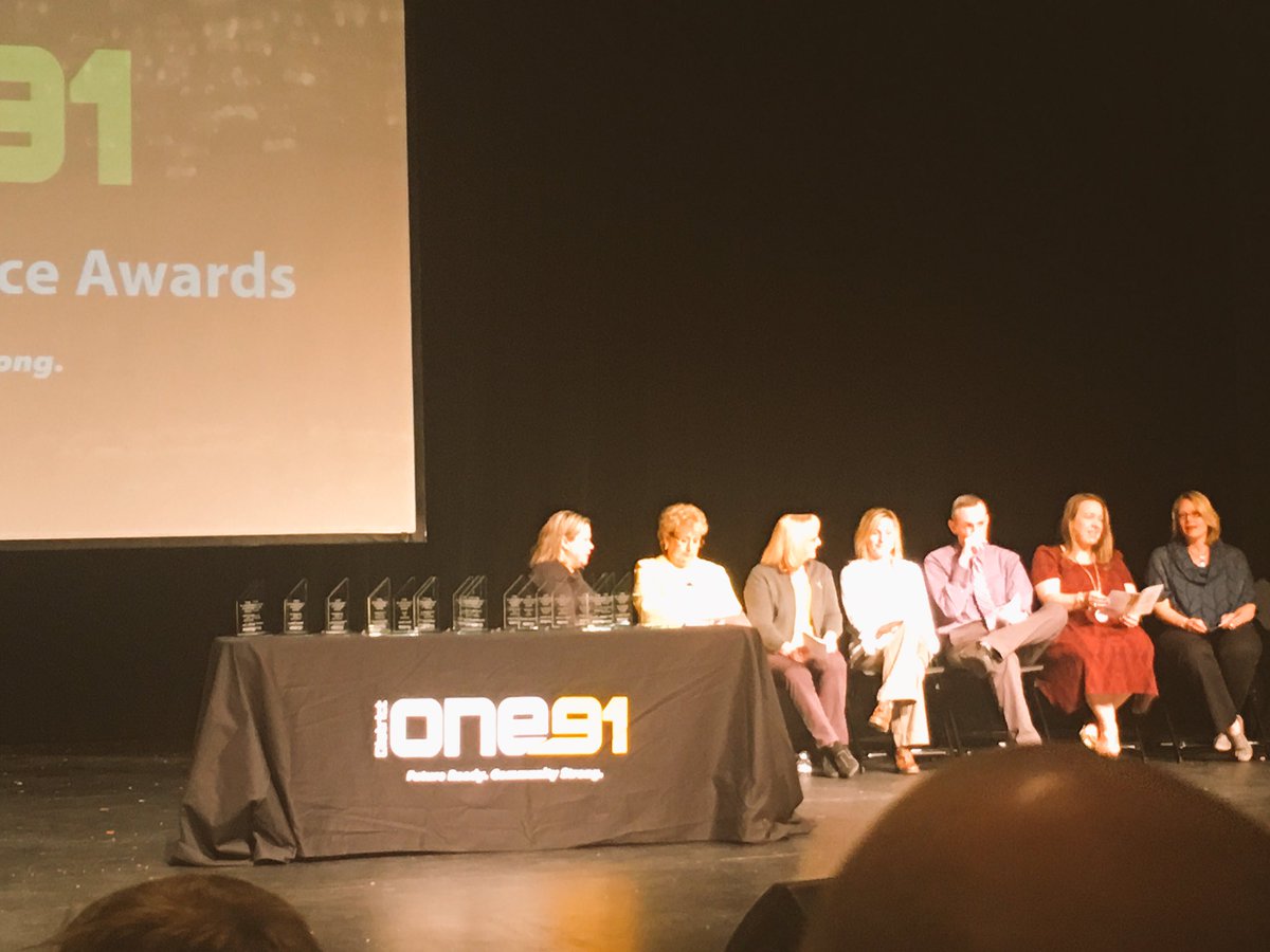 Sahro_Abdullahi's tweet photo. Awosome celebration with awesome team 👏🏽 thanks teammates 🎉 here Some more pic from the Community of Excellence Award @ISD191 #one191 https://t.co/FIeDK5W5vu