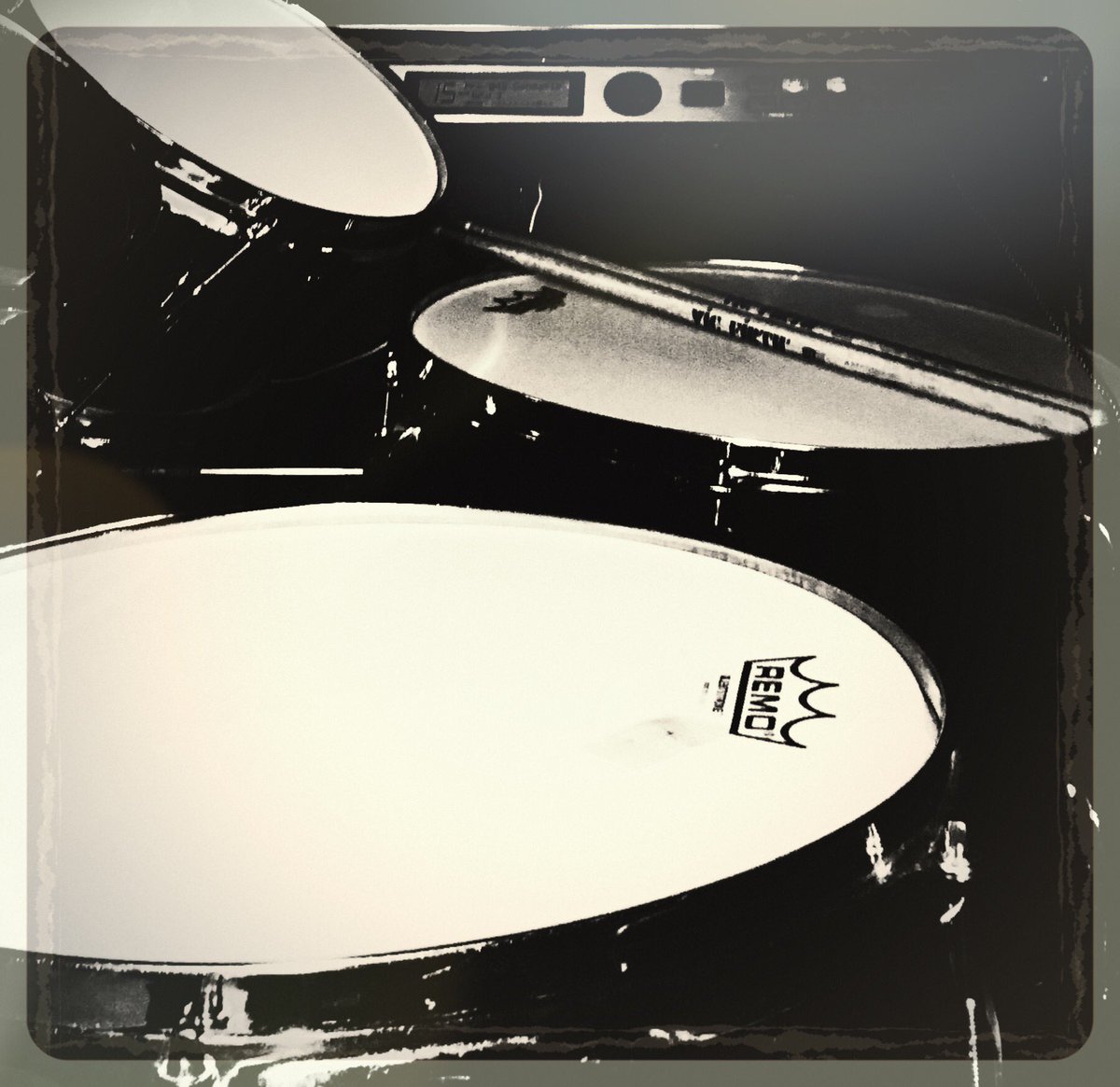 uploadedwheels's tweet photo. Homemade custom #hybriddrum kit I made and used in @UPLOADED_BAND new EP #drums #drummer #drumtracking #remomesh heads #vicfirth sticks https://t.co/26dgRsqO9a