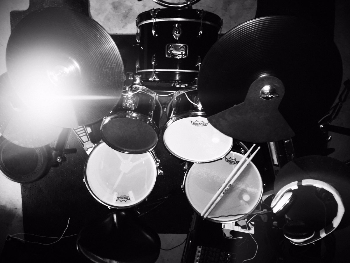 uploadedwheels's tweet photo. Homemade custom #hybriddrum kit I made and used in @UPLOADED_BAND new EP #drums #drummer #drumtracking #remomesh heads #vicfirth sticks https://t.co/26dgRsqO9a