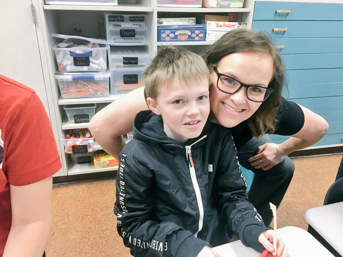 MsCarruthers5s's tweet image. Gr4 making translucent glasses &amp;amp; teacher/student photo op! #3and4C #wbfnews #gr4science #wecreate #eipsstudents #eips