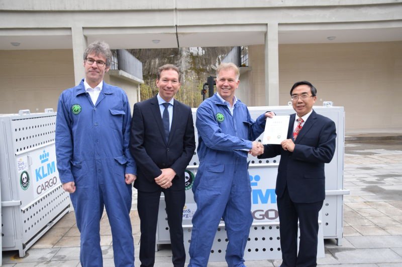 Today, #WuWenXingYa will fly to #KingdomNL. <a href="/KLMCargo/">KLM Cargo</a> prepared special transportation boxes so they will arrive well-rested @Ouwehandszoo