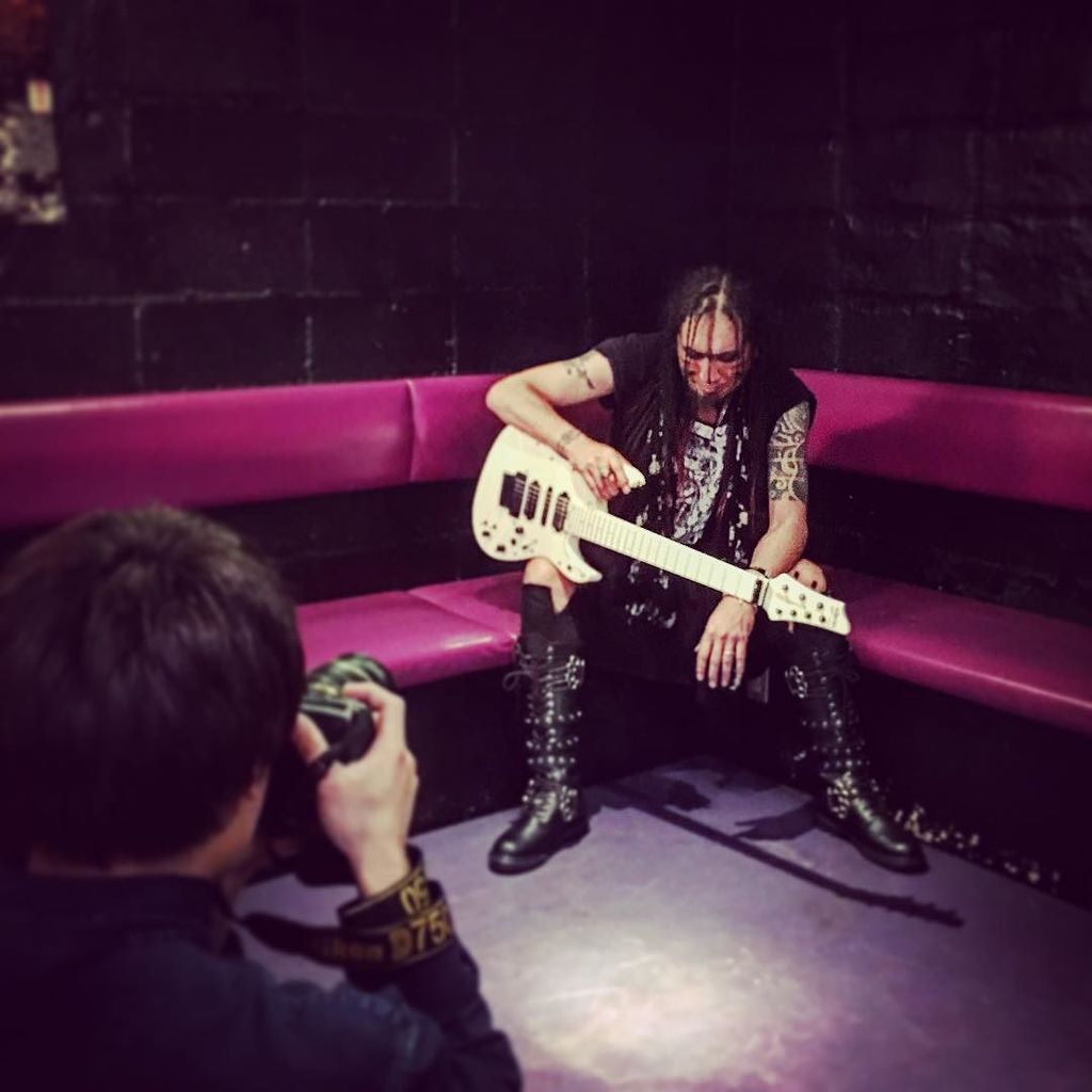 thekazrock's tweet photo. 今日はNEW EPの撮影。
もうすぐプレオーダーの情報も発表出来るかと。
#thekazrock
#shooting
#attackazenith
#the_edge_of_death
#newep https://t.co/zMTXvRMwl5 https://t.co/FNG5CsNbUK