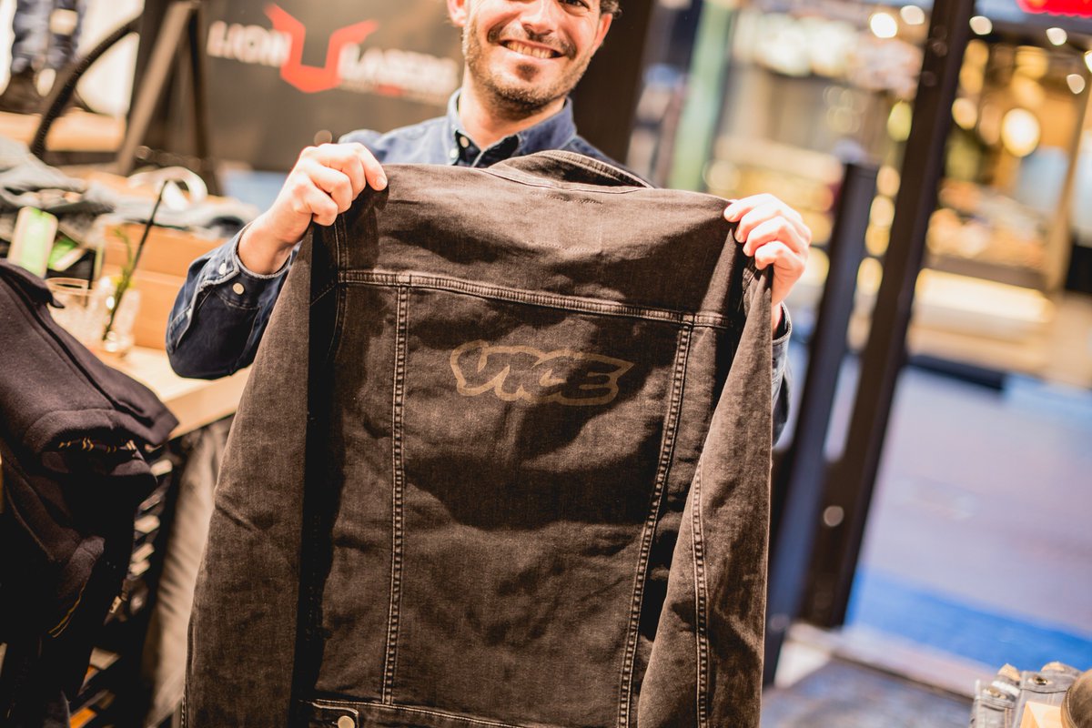 Indruk achterlaten tijdens uw event?Huur 'n LionLaser! Bij de opening van Jack&amp;Jones A'dam werd denim gepersonaliseerd,Fotografe:Lise Balsby