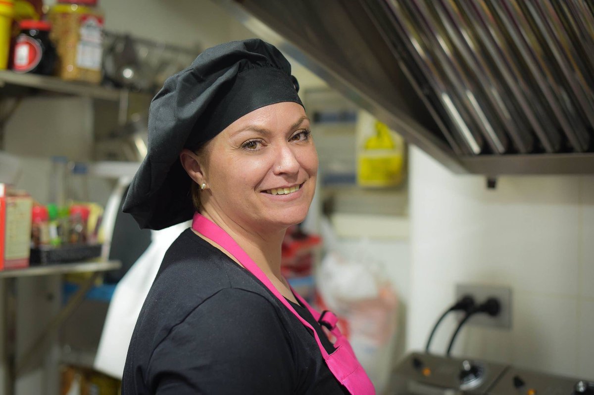 JaenGastronomco's tweet photo. La cara es el espejo del alma y la de Inmaculada Heredia, jefa de cocina de @TintaFinaUbeda, es pura felicidad.
¡Así da gusto cocinar! ❤️ https://t.co/siRuvRgPhK