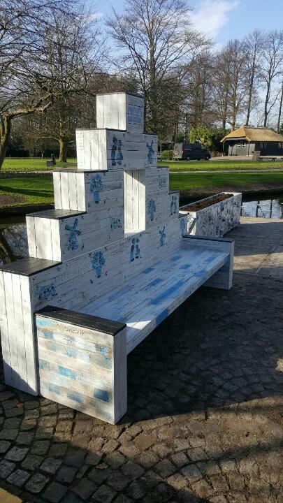Lekker druk #Keukenhof, veel leuke berichten over de bank van <a href="/DutchDuneDesign/">Dutch Dune Design</a>