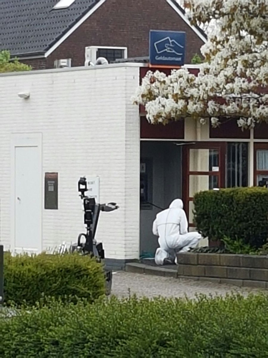 WA__C_Hoofddorp's tweet photo. Mislukte plofkraak #Vijfhuizen. #Explosieve #Opruimingsdienst ter plaatse. https://t.co/jEZ0ZxmblS