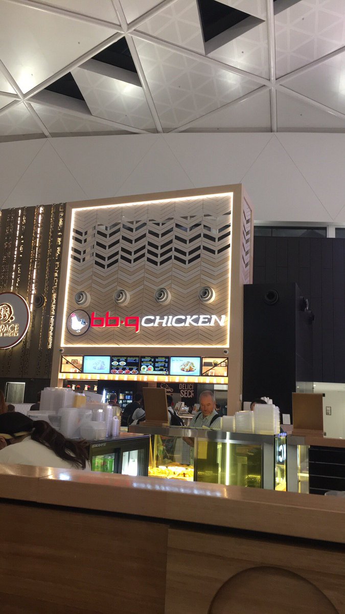 p_pickering's tweet photo. @SydneyAirport sold me cold chicken and the response was it's only 45 mins old, I can heat your chips but you have to eat the cold chicken 😂 https://t.co/AHSOgU6d1A