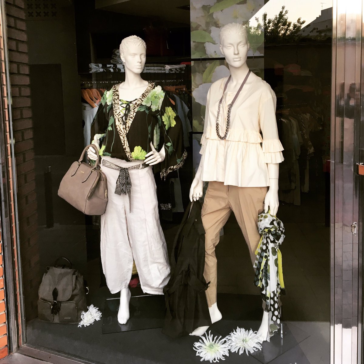 CEeRRE_Moda's tweet photo. Looks de primavera per ella. 

#CEeRRE #Mollerussa #joanburniol3 #ceerremoda #moda #Tàrrega #plaçadelcarme18 #primavera #looks #setmanasanta https://t.co/yH7uXNVeX7