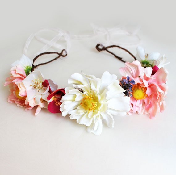 We're in love w this pretty flower crown by <a href="/nancyandflo/">Nancy and Flo</a> 😍 Brightening up our morning *and* our boho accessory wishlist! 🌸 #WeddingWednesday