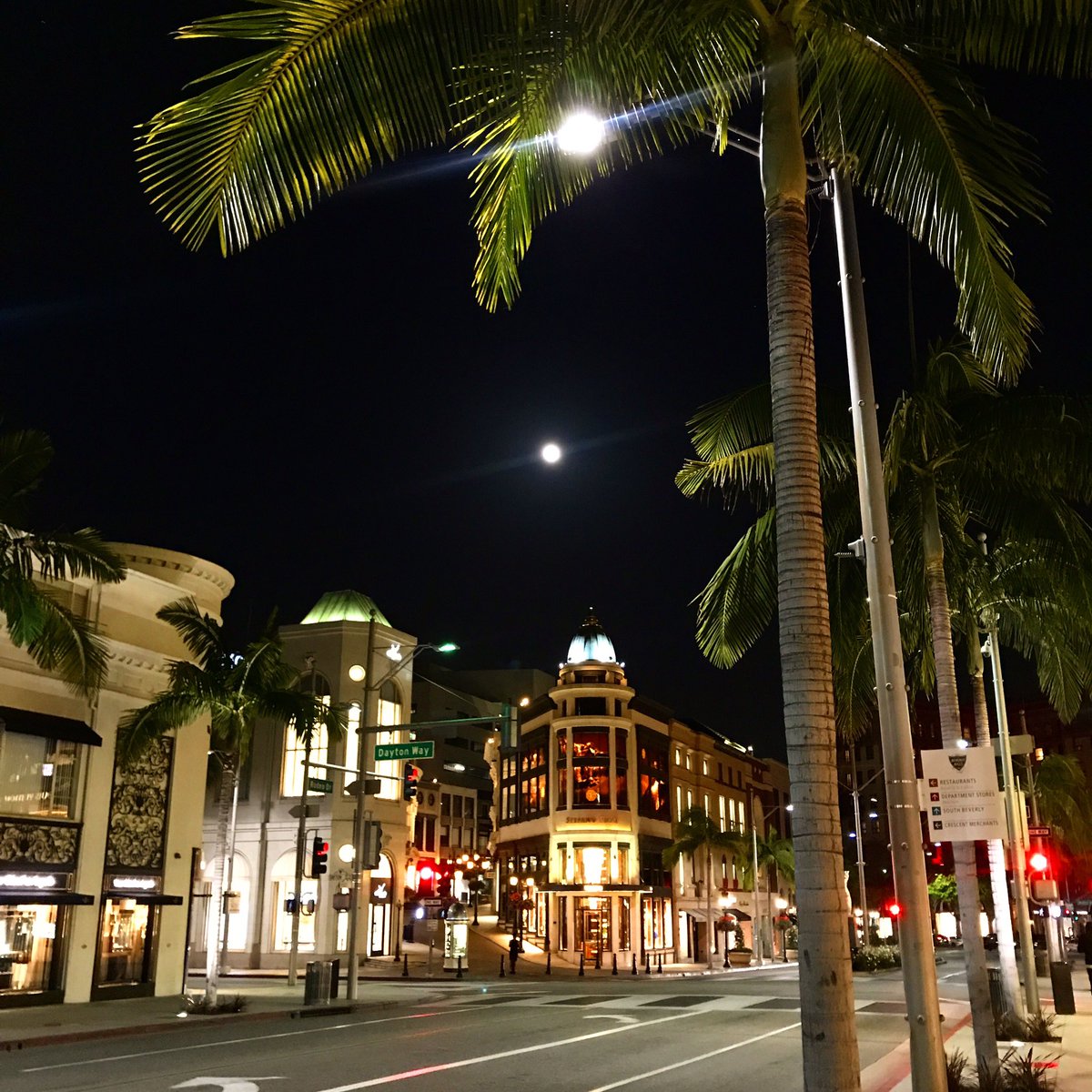 LudoGarnier's tweet photo. #goodnight #beverlyhills #beverlyhills90210 #rodeodrive #losangeles #california #californie #californianight #night https://t.co/uPkaFL8InX