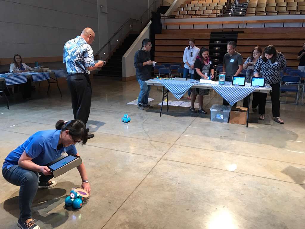 punstudy's tweet photo. @liz_castillo @h_okikawa along with members of the @PunahouPFA &amp; @PunahouSchool faculty engaging with technology https://t.co/4OUJkvPvx4