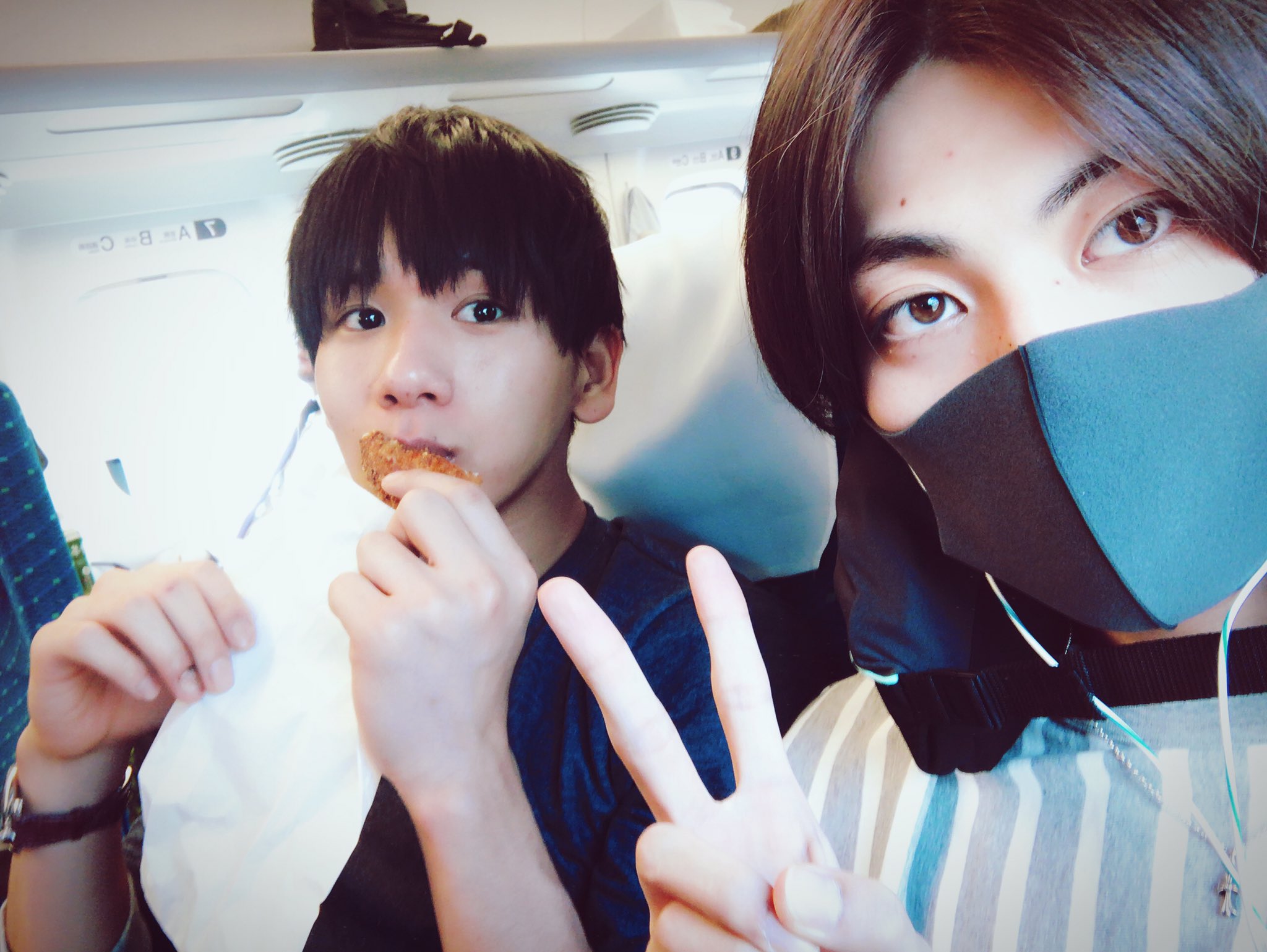 東啓介 大阪行くぞーーー まっててーー ということで隣はがっくん 可愛い そして 地方に行く時にいつも持って行く安眠グッズ 東京西川さんの エアーポータブル ネックピロー 最高です まっきーと一緒 T Co B2huutvd6f